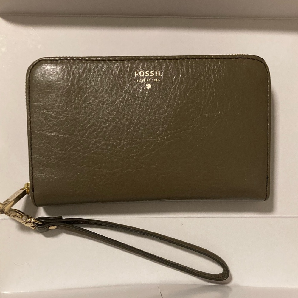 NWT Fossil leather wristlet wallet